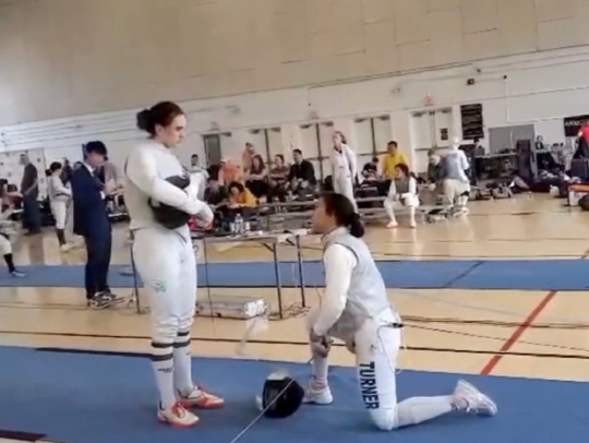 트렌스젠더 선수와 경기를 거부한 스테파니 터너.<폭스뉴스 보도 캡처>